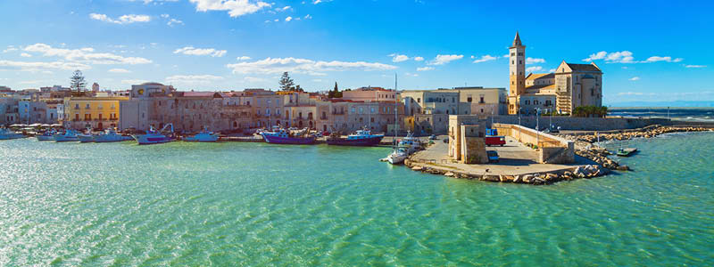 Den havsnära staden Trani i Apulien, Italien.